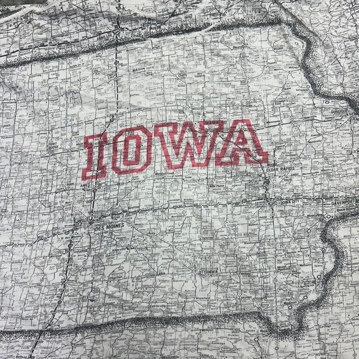Vintage Single-stitch Rare IOWA all over geographically depicted Tee-shirt